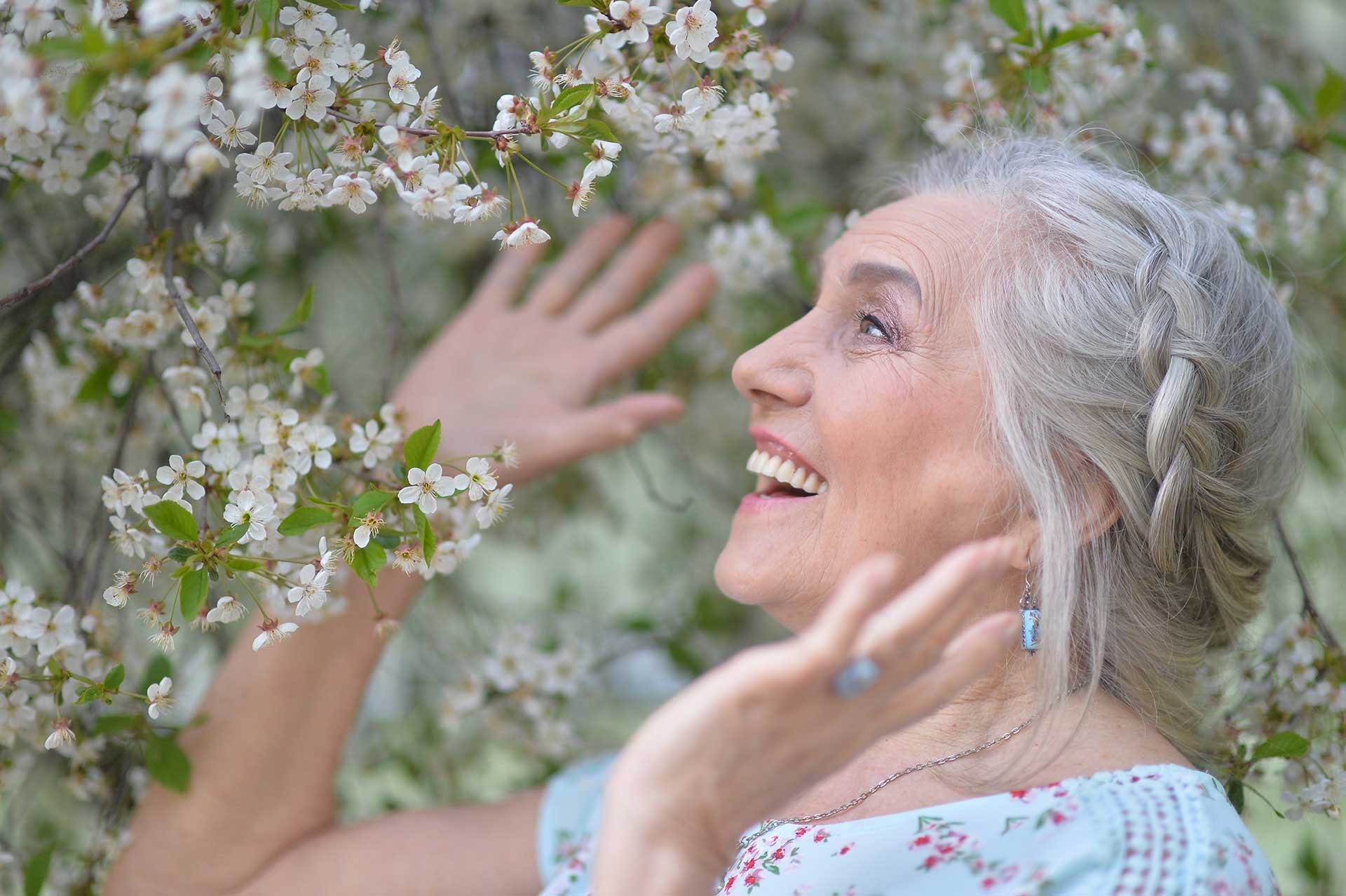 femme senior sourire cerisier