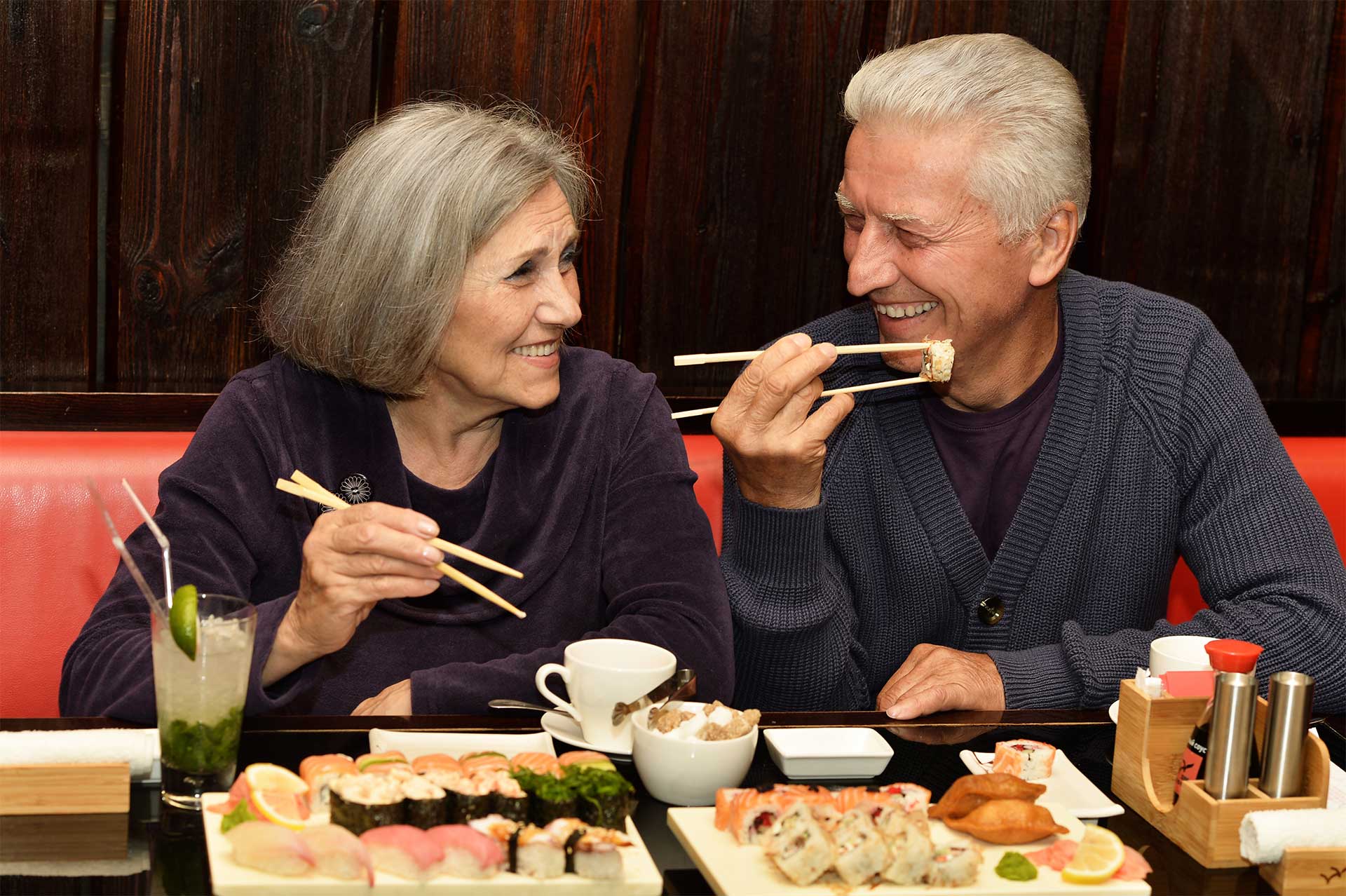 couple agée qui prend un repas chinois