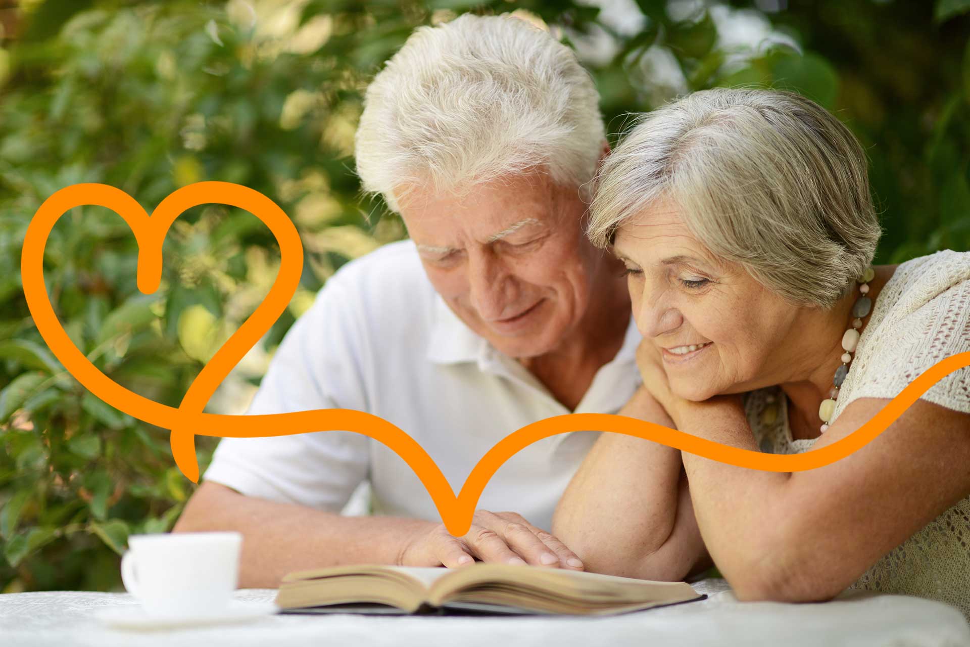 personnes âgées dans la nature en train de lire