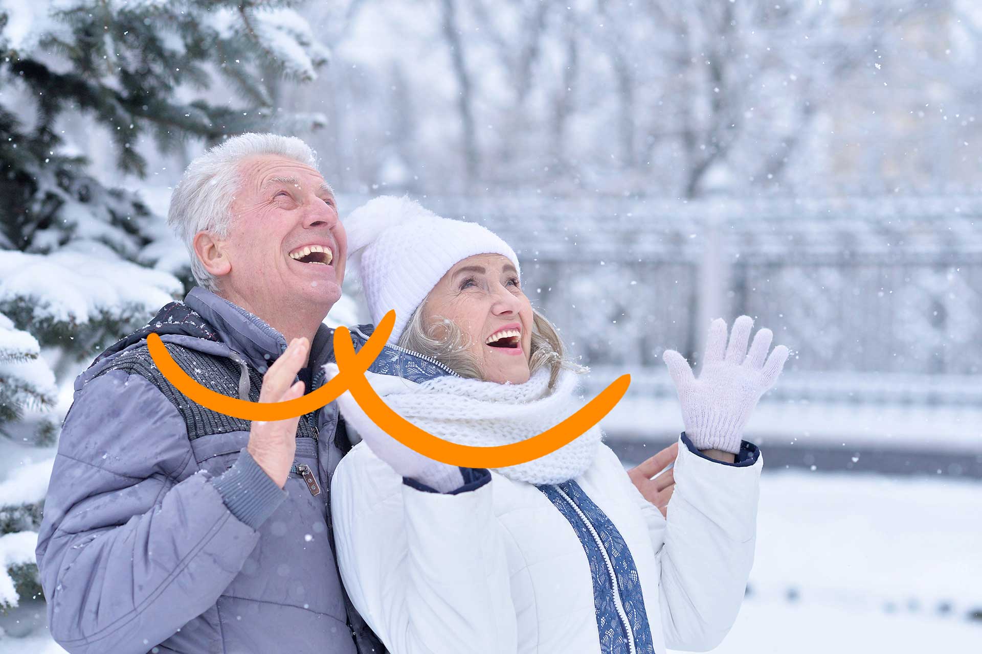 couple senior heureux en hiver dehors