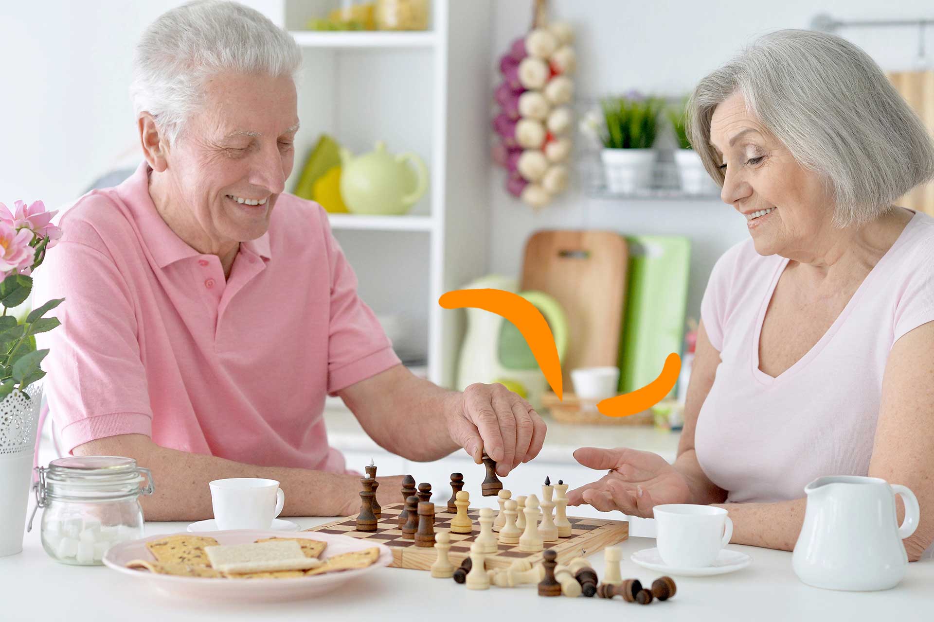 personnes âgées qui jouent aux echecs