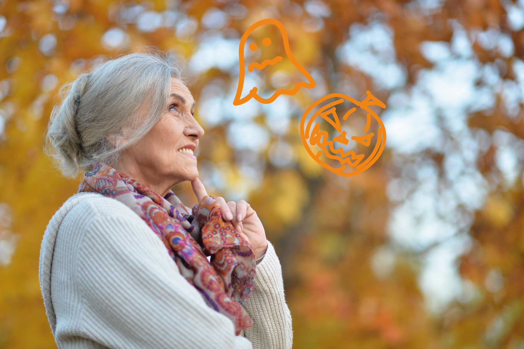 senior femme qui pense a halloween