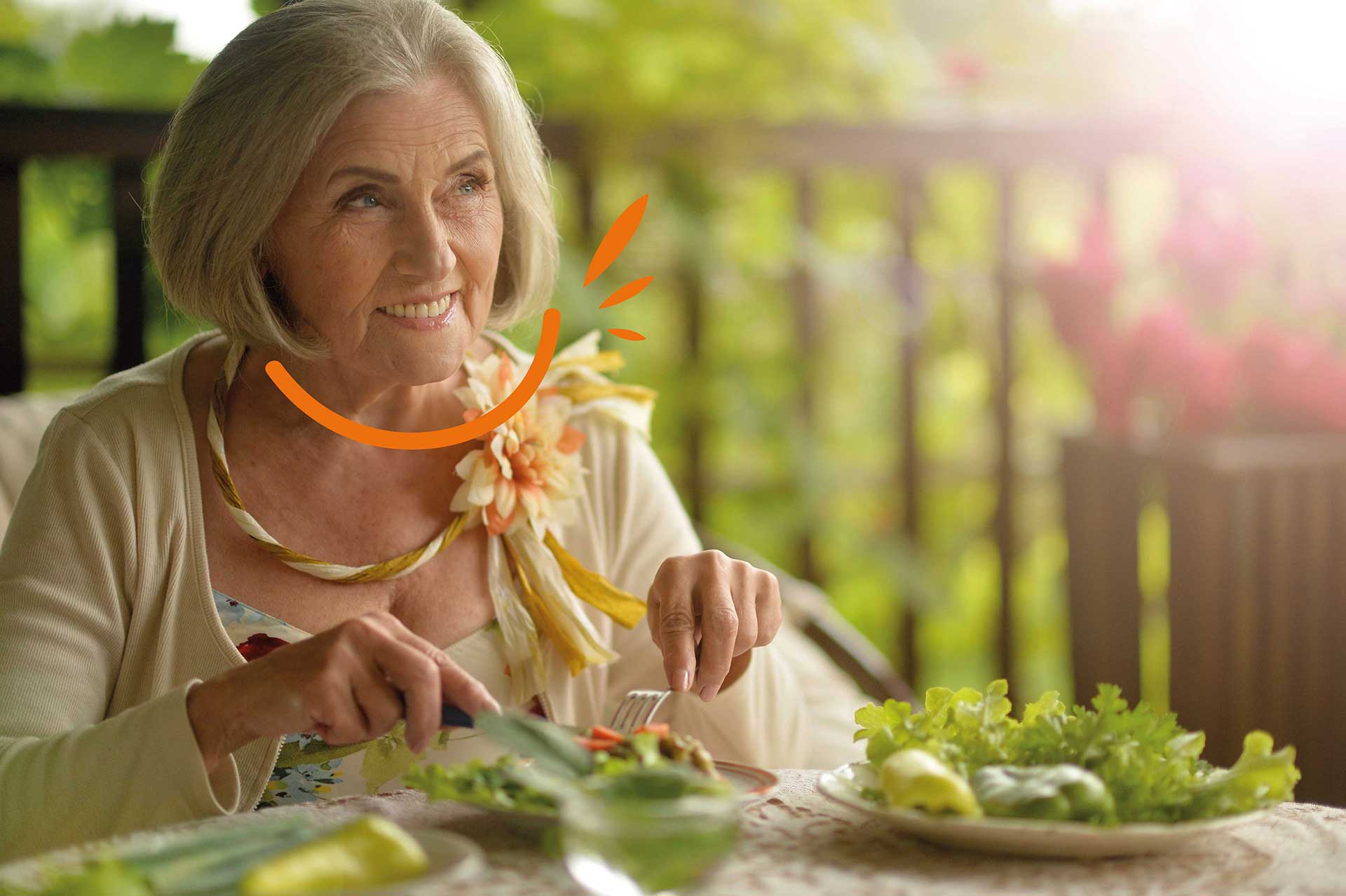 femme senior mange salade