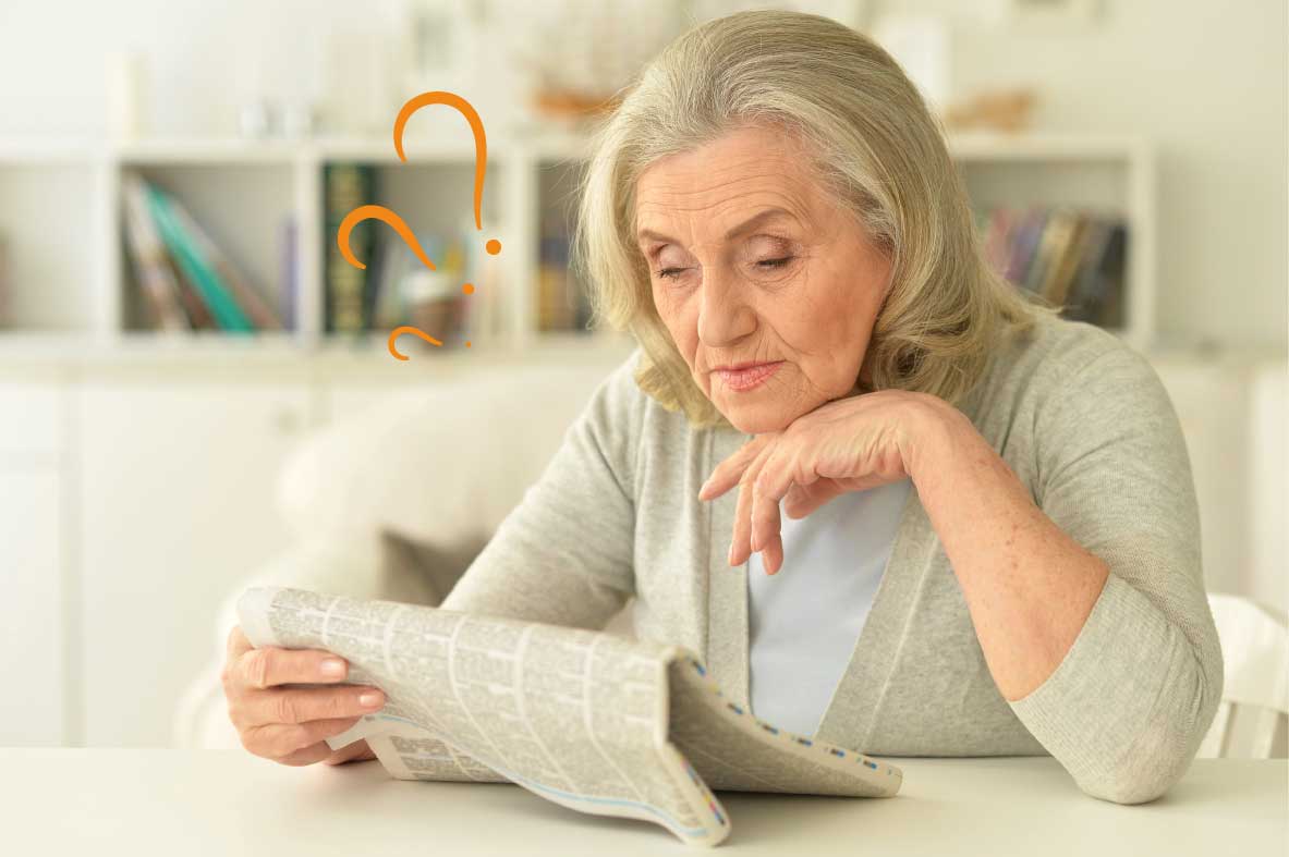 senior dame qui lit son journal