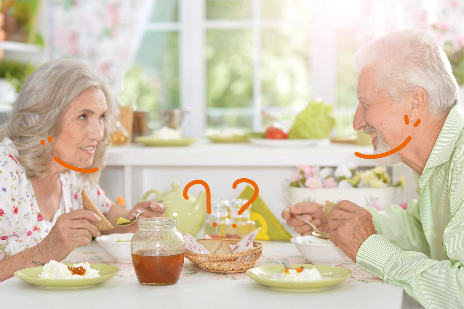 couple senior qui prend son petit déjeuner avec du pain