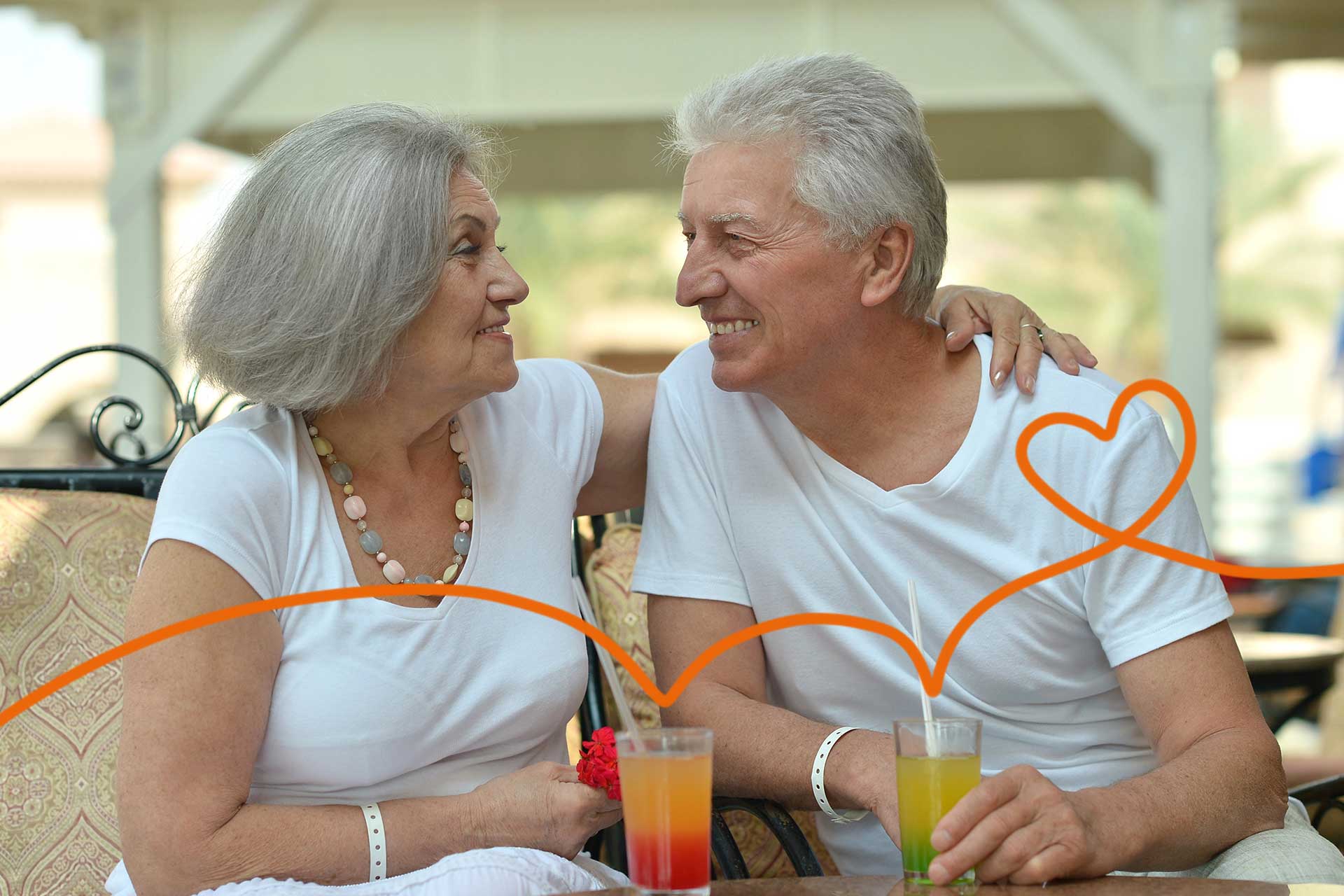 couple senior boisson fruite