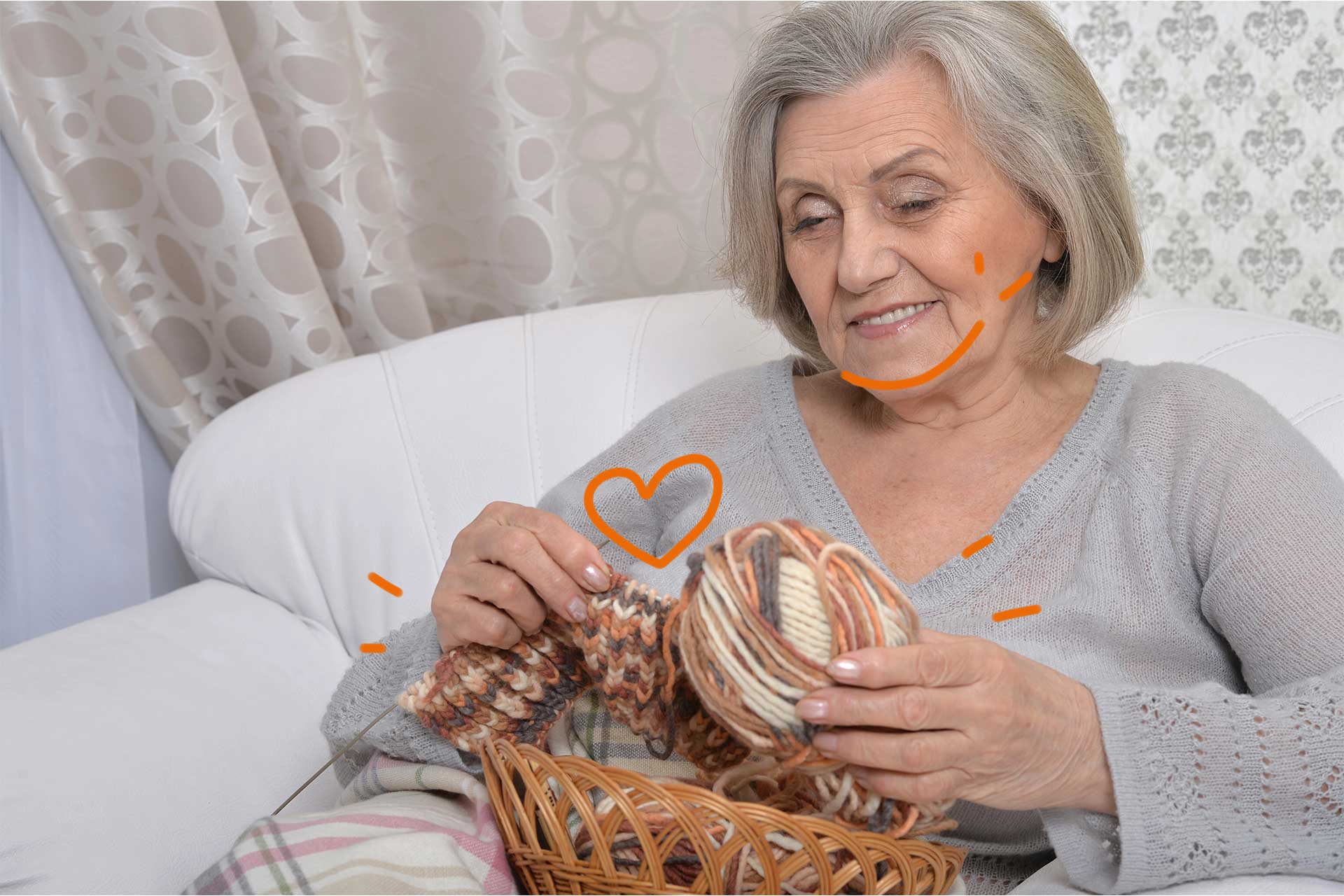 senior qui tricote avec le sourire