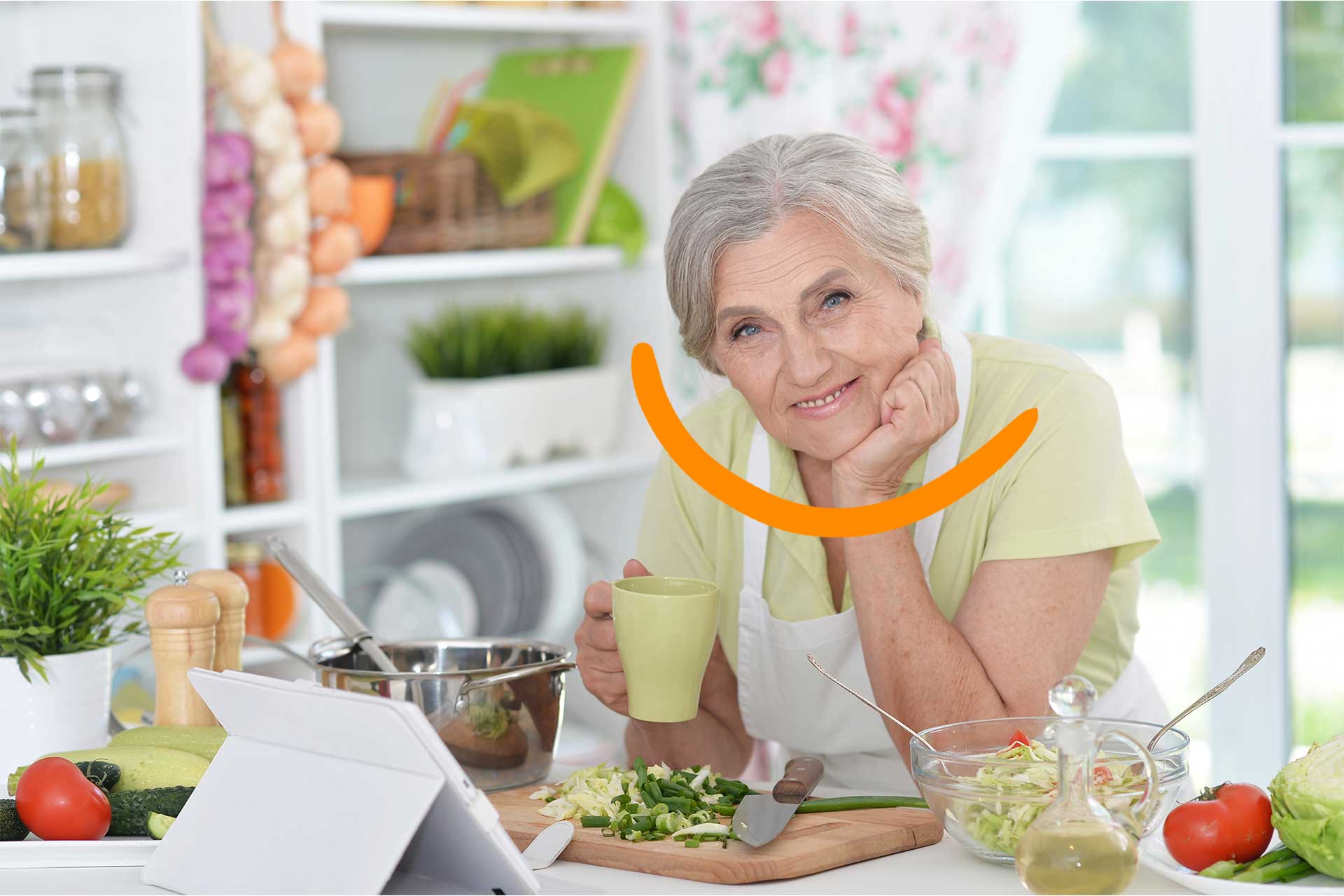 Personne âgée heureuse de partager un repas virtuel