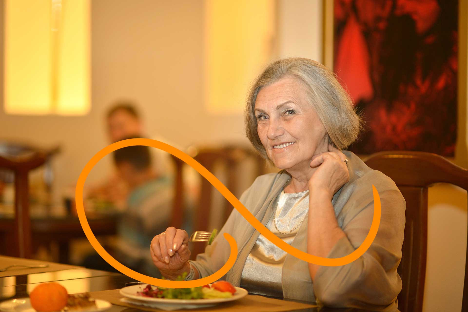 Femme heureuse en train de manger un repas