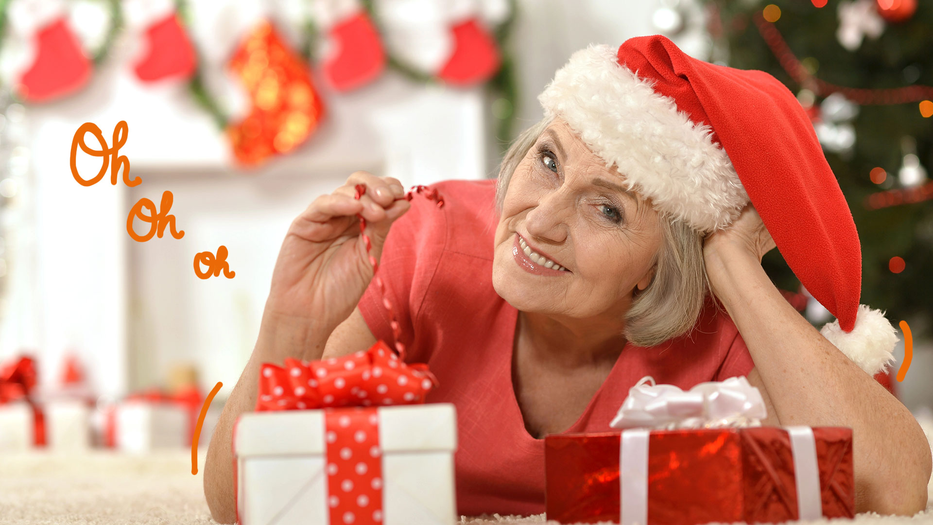 femme âgée avec des cadeaux de noël