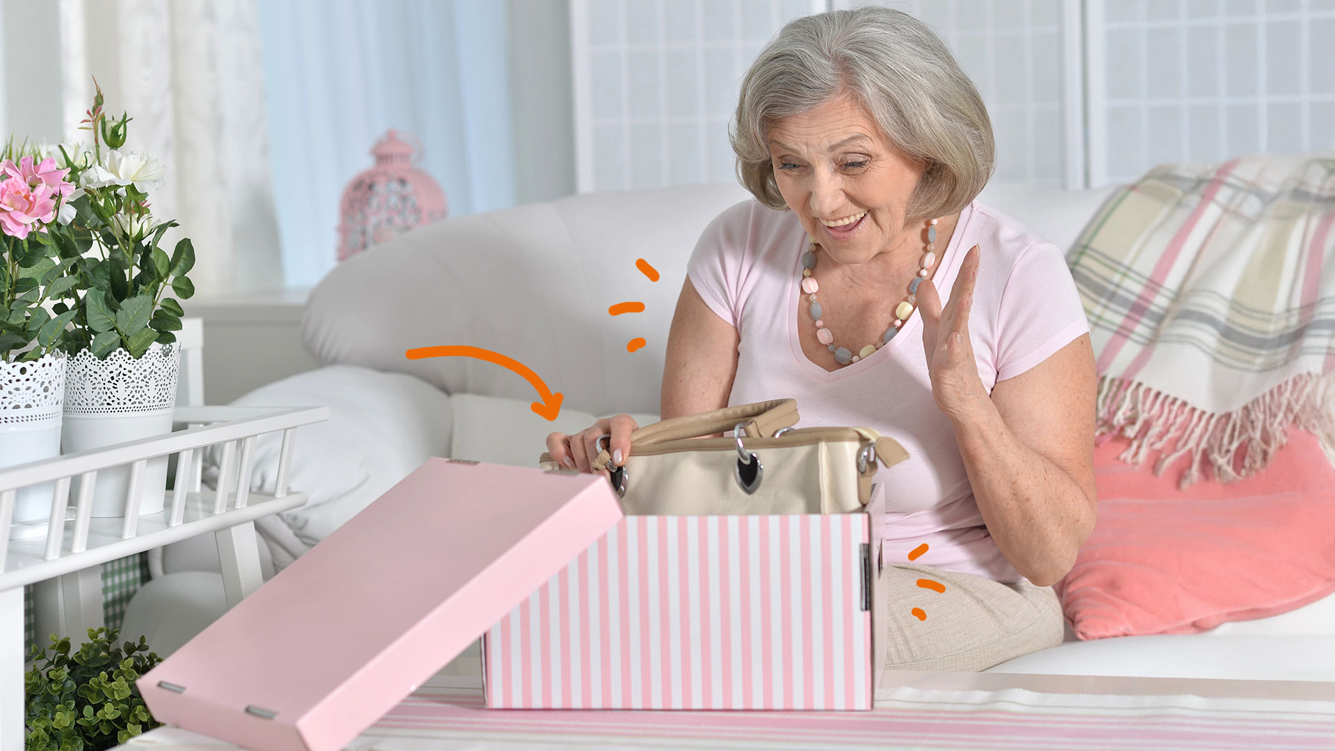 femme âgée qui déballe un cadeau