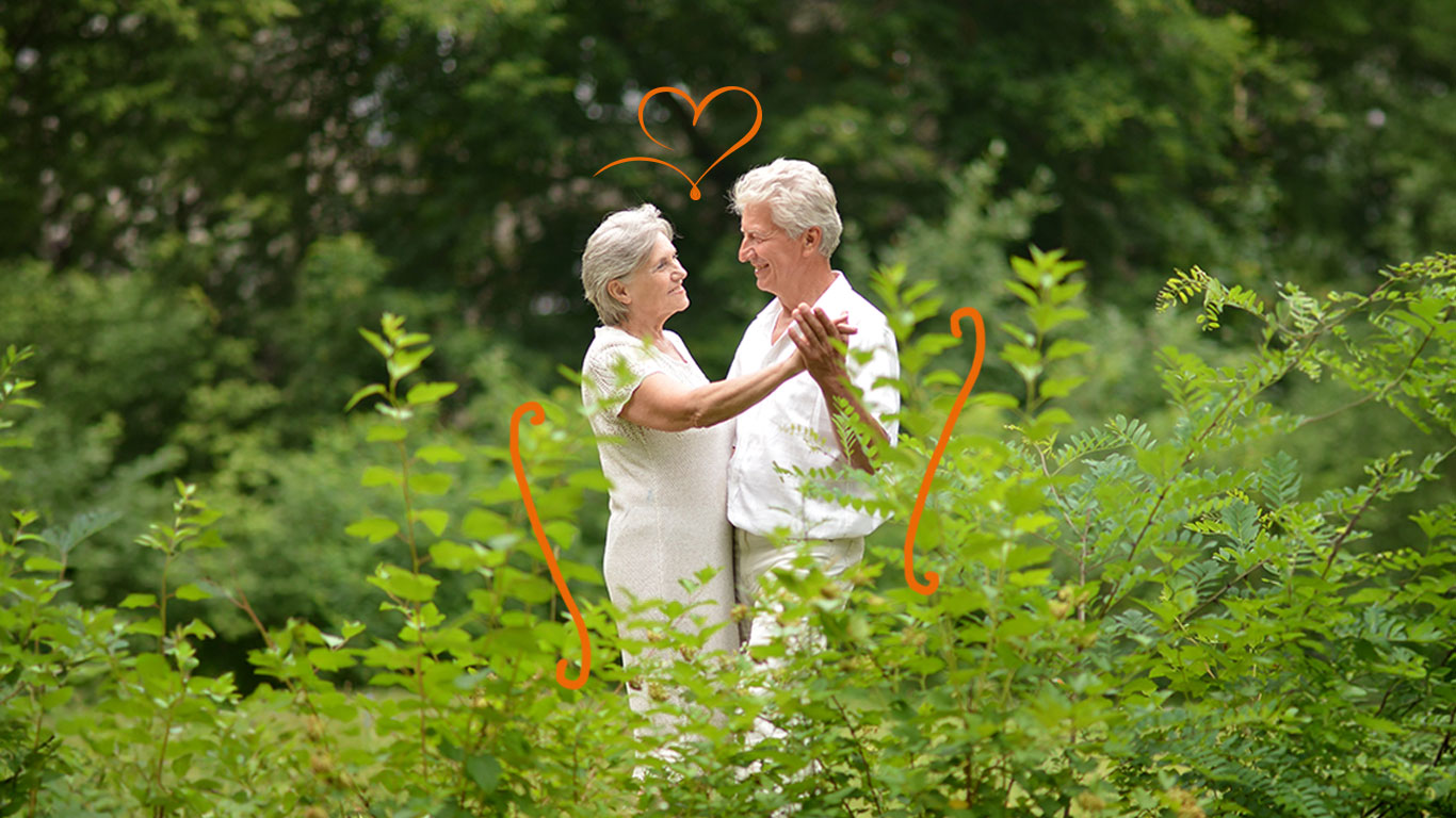 couple de seniors amoureux dans la nature