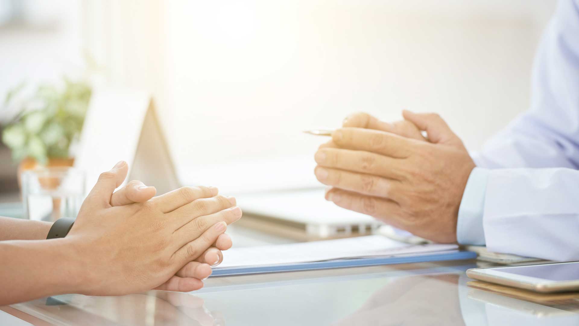 mains tendues l'une vers l'autre